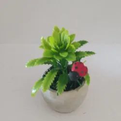 Búcaro con follaje verde 