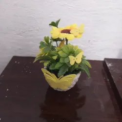 Búcaro con girasol y mariposa amarilla