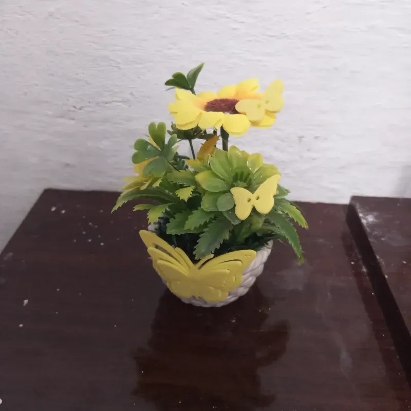 Búcaro con girasol y mariposa amarilla
