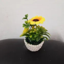 Búcaro con girasol y trébol 