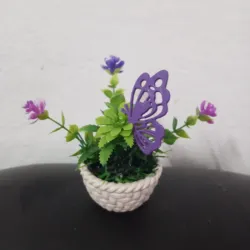 Búcaro de flores y mariposas violetas