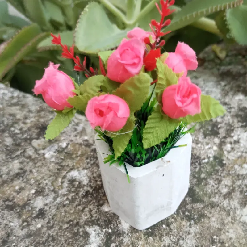 Búcaro de rosas rojas claras 