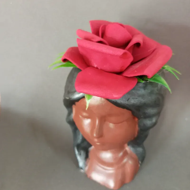 Búcaro mulata con flor roja