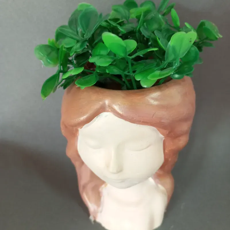 Búcaro muñeca y follaje