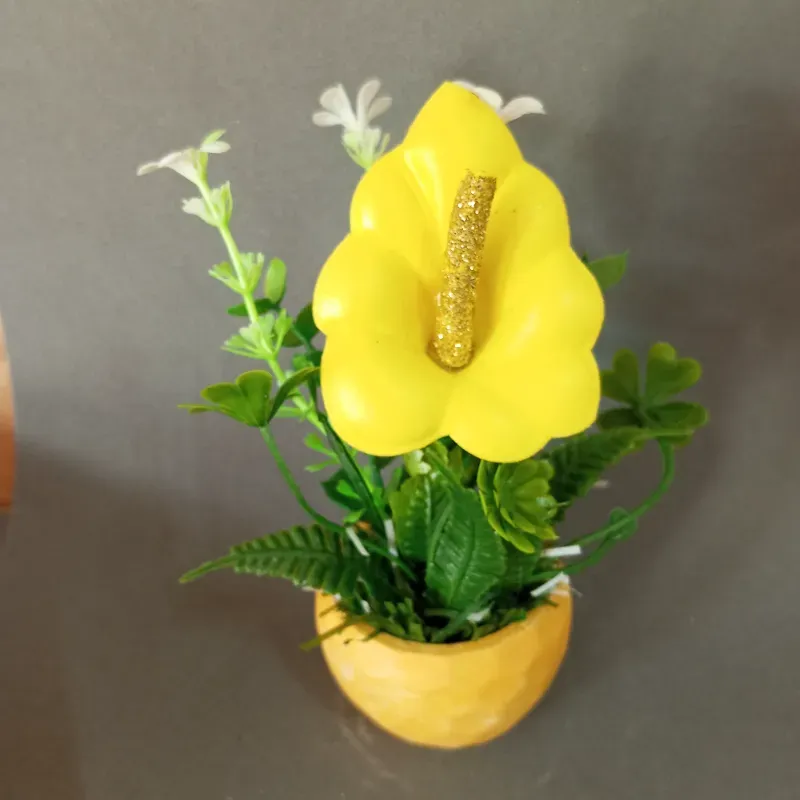 Búcaro pequeño con alcatraz amarillo