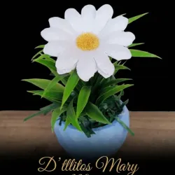 Búcaro pequeño con flor blanca