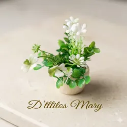 Búcaro pequeño de flores blancas