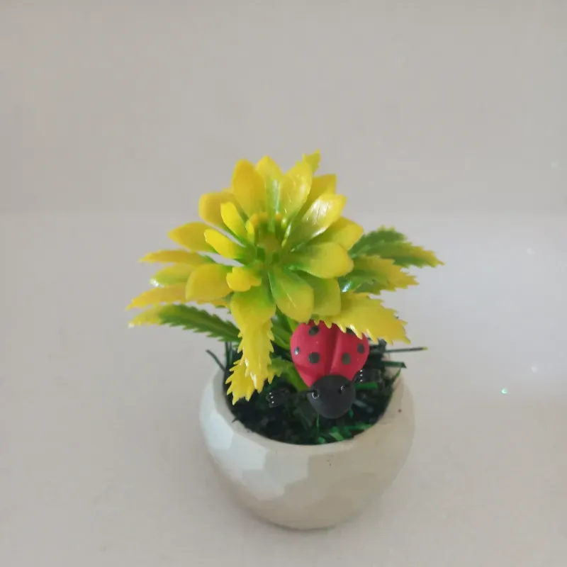 Búcaro pequeño follaje amarillo