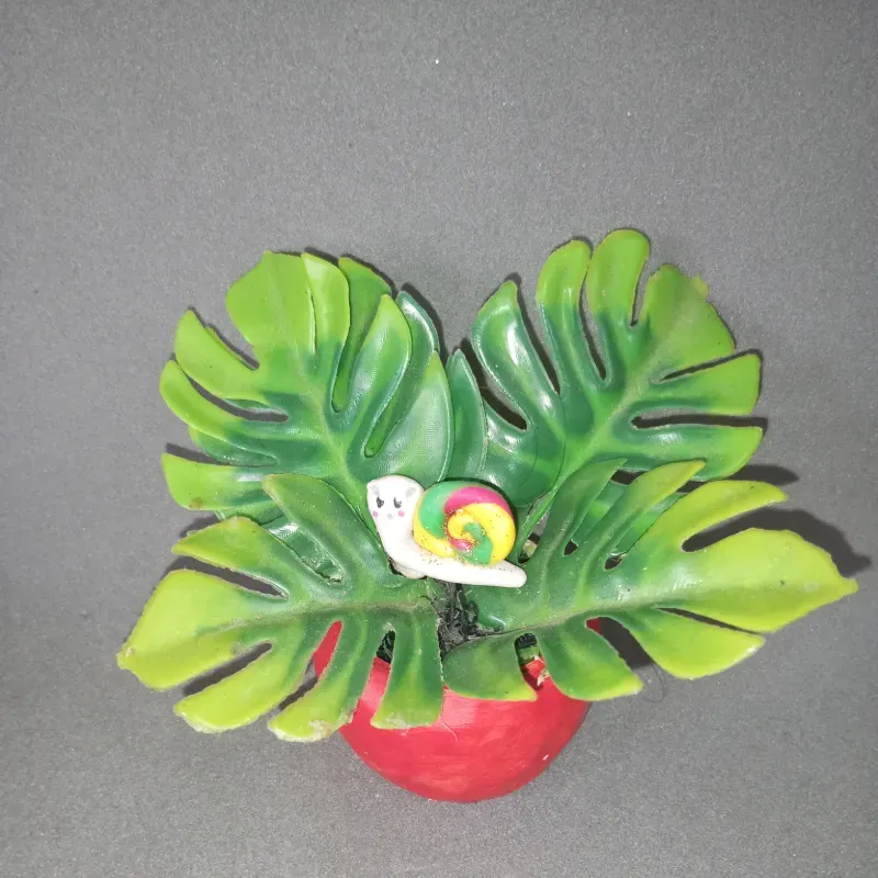 Búcaro rojo con caracol