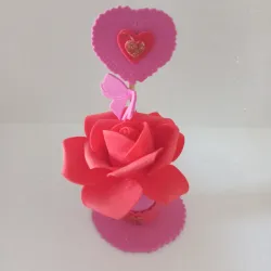 Búcaro rosado de flor roja 
