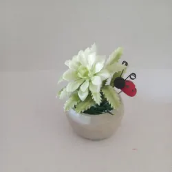 Búcaro sencillo con mariquita