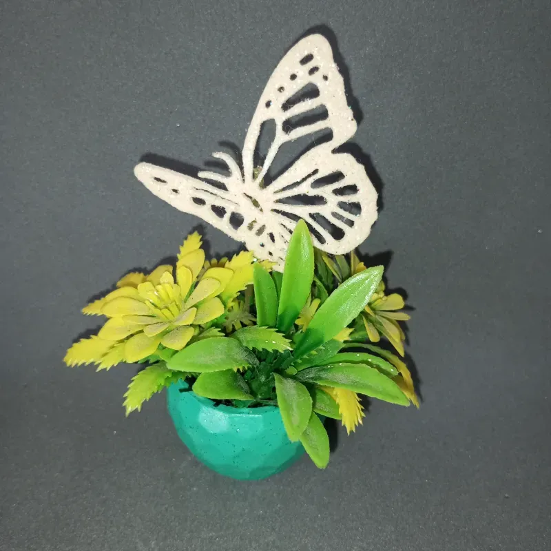 Búcaro verde con mariposa