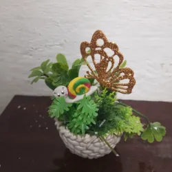 Búcaro verde con mariposas dorada