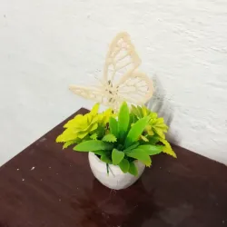 Búcaro verde y amarillo con mariposa