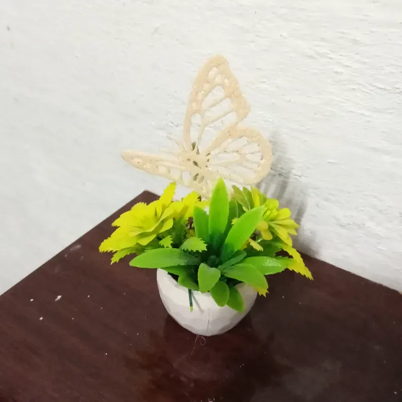 Búcaro verde y amarillo con mariposa