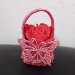 Cesta pequeña con tres flores rojas