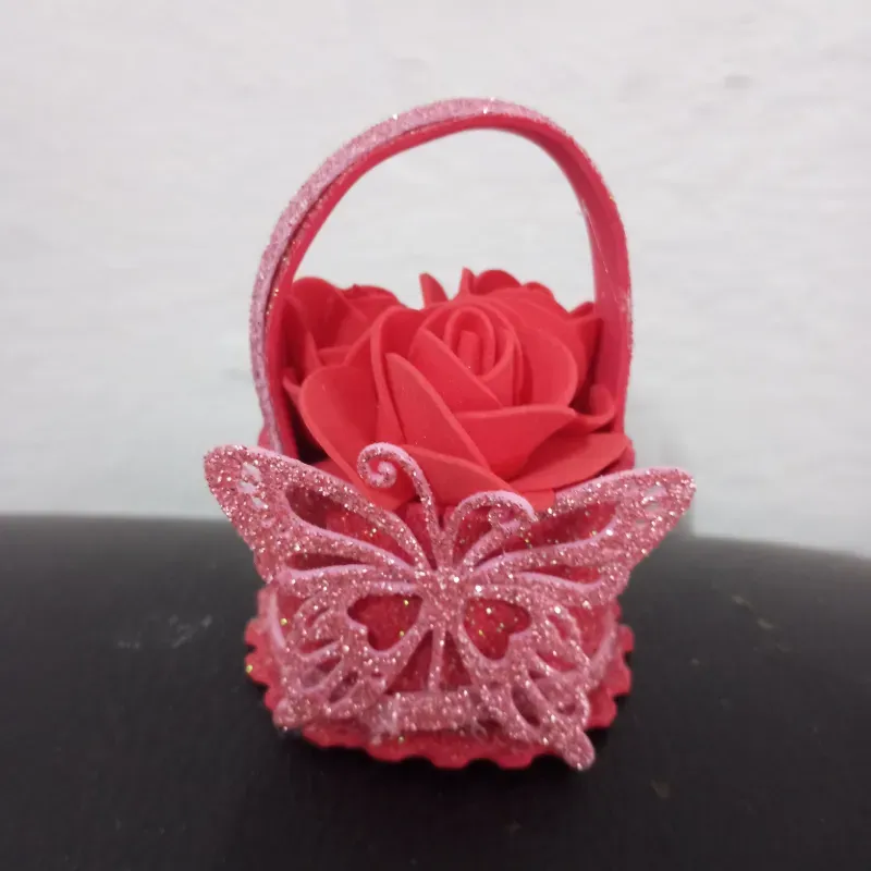 Cesta pequeña con tres flores rojas