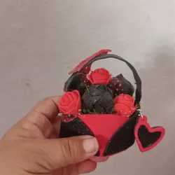 Cesta roja y negra con corazón