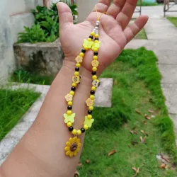 Colgante amarillo con emogis 