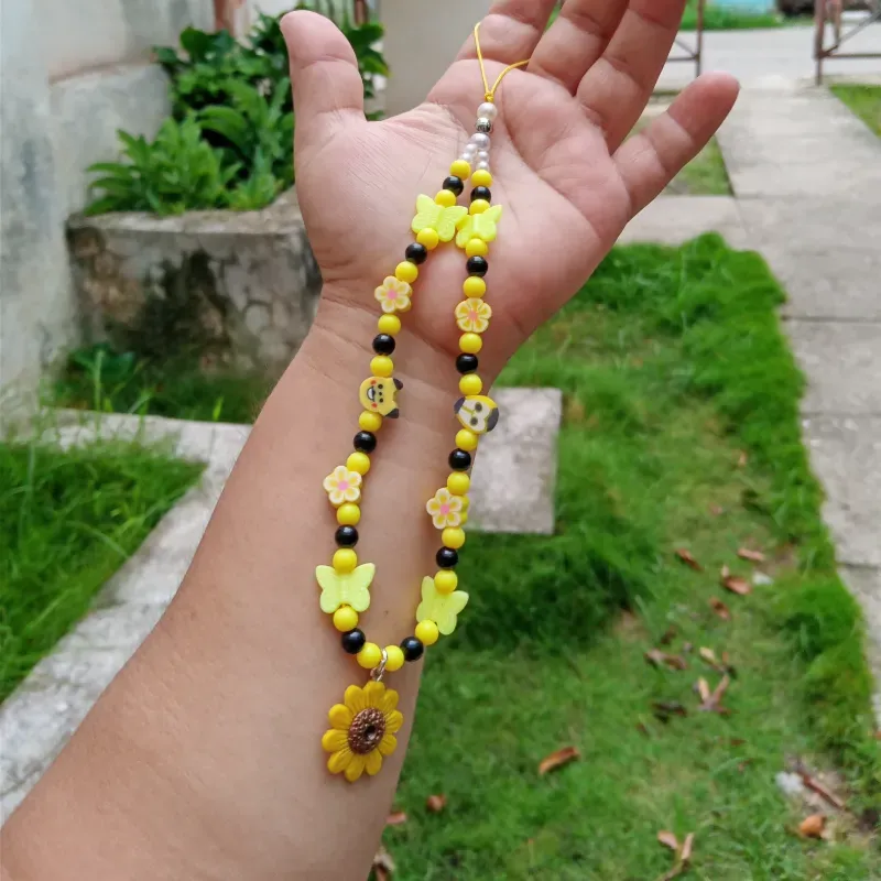 Colgante amarillo con emogis 