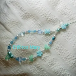 Colgante azul con flor y mariposas