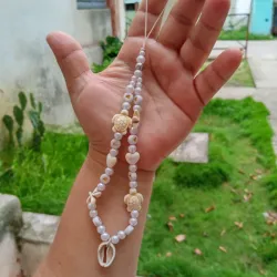 Colgante blanco con figuras de mar