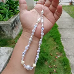 Colgante blanco y emogis