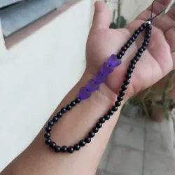 Colgante de cell negro y corazones violetas 