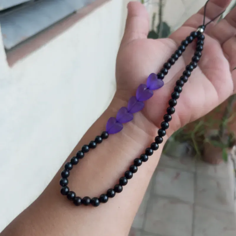 Colgante de cell negro y corazones violetas 