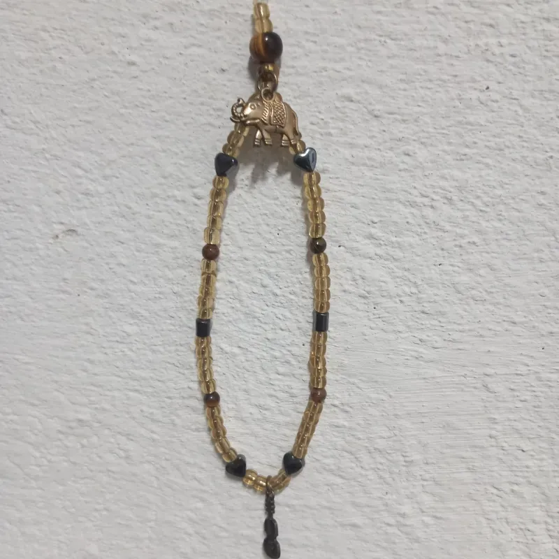 Colgante dorado con elefante 