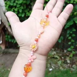 Colgante naranja con flor