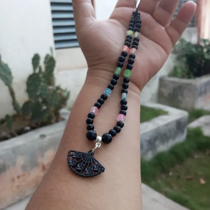 Colgante negro con emojis y abanico