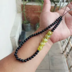 Colgante negro de corazones amarillos