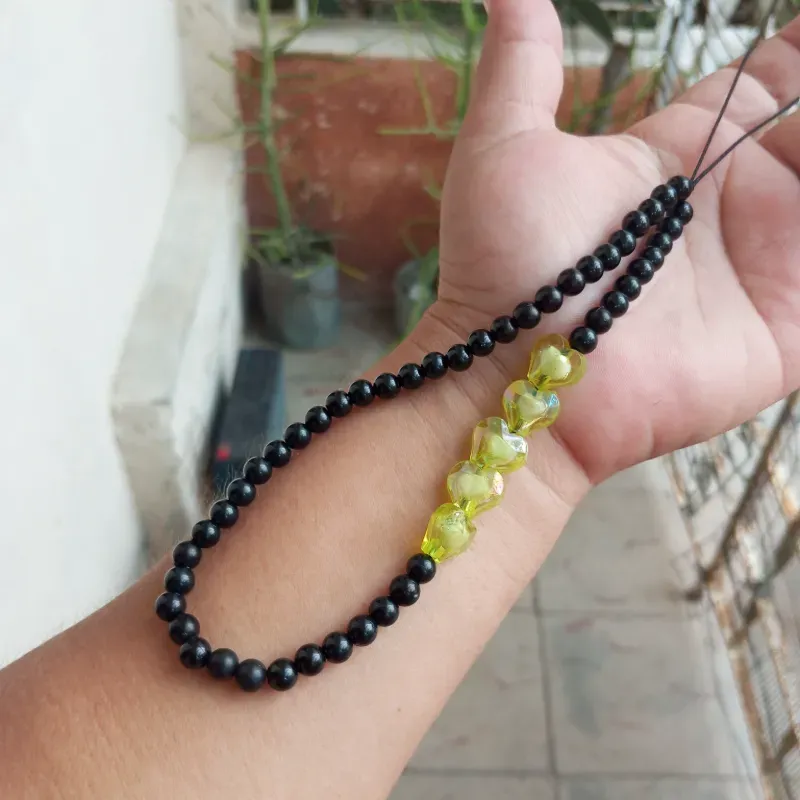 Colgante negro de corazones amarillos