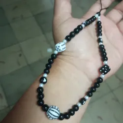 Colgante negro y blanco con dados