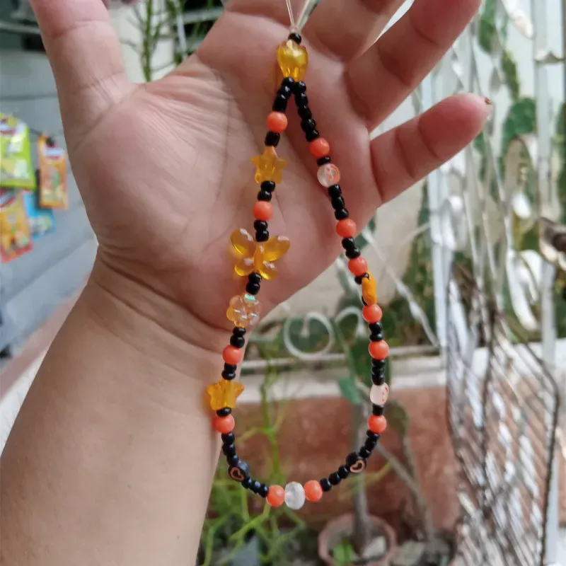 Colgante negro y naranja 