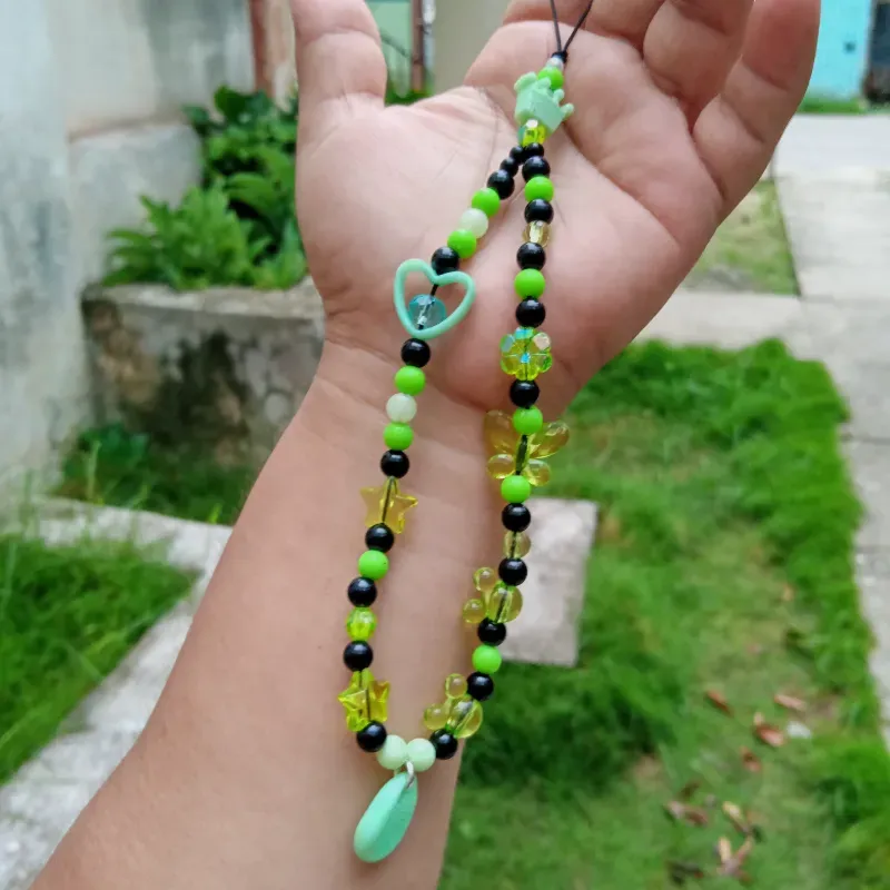 Colgante negro y verde
