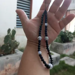 Colgante para varón negro con pelotas y emogis