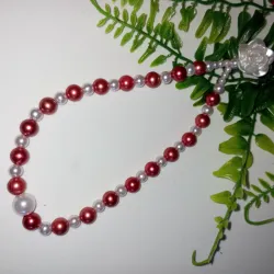 Colgante rojo y blanco con flor