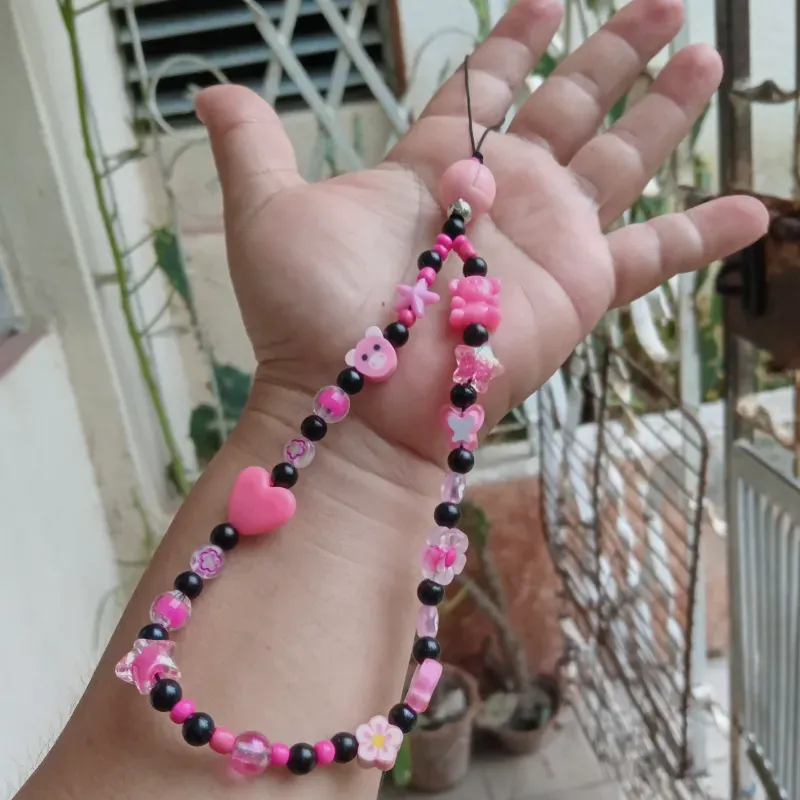 Colgante rosado y negro