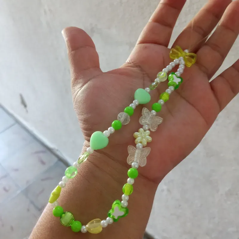 Colgante verde con flores trasparentes