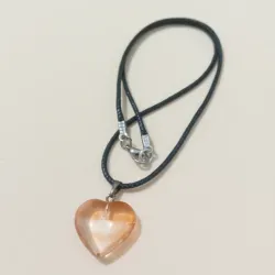 Collar con corazón de cristal amarillo