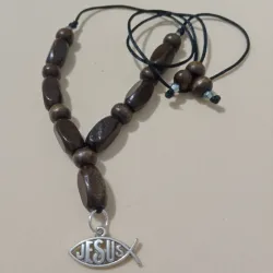 Collar con cuentas de madera y dije de Jesús