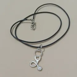 Collar con dije de estetoscopio