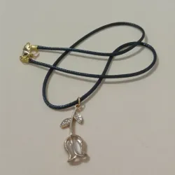 Collar con dije de flor dorada