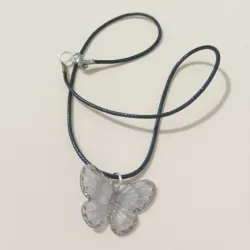 Collar con mariposa plástica