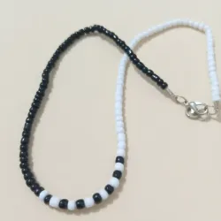 Collar de perlas blancas y negras