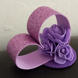 Corazón y rosas violetas 