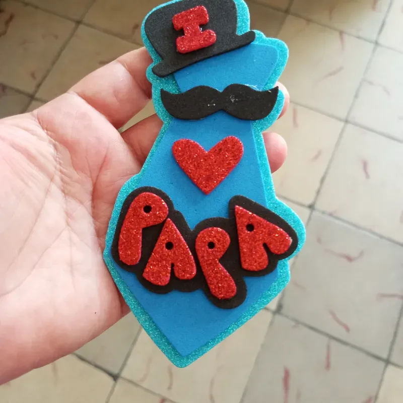Corbata con adornos 