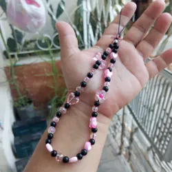 Colgante rosado y negro